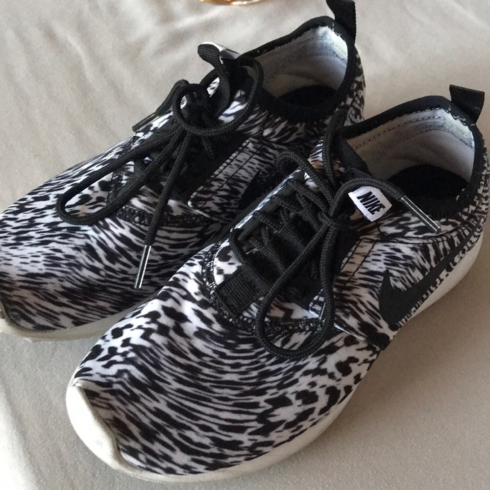Nike black and white printed sneakers size 6